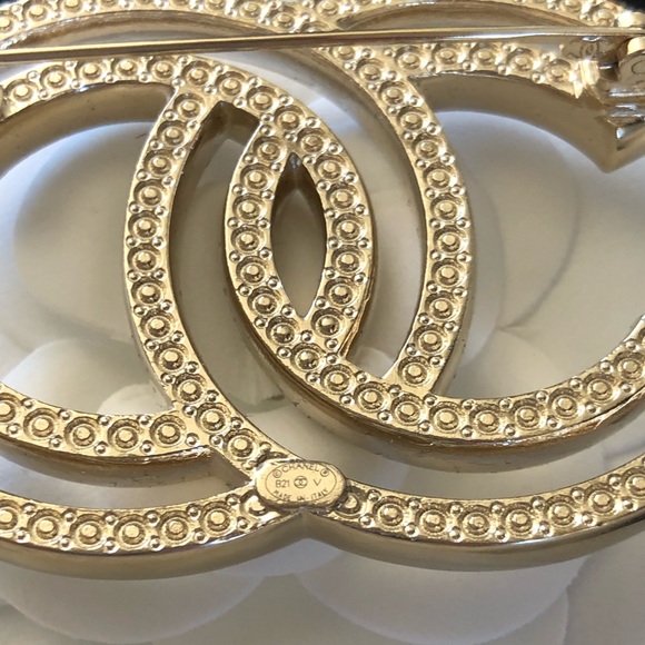 ❌SOLD❌CHANEL 21B Gold & Crystal XLarge Brooch NEW - Picture 10 of 17